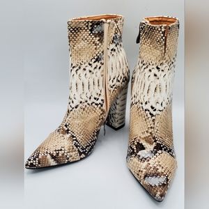 NWOT Women's faux snakeskin pointed toe ankle booties. Size 7.